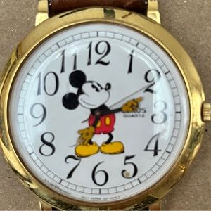 Oversized Mickey Mouse watch. Good used condition. Needs battery.